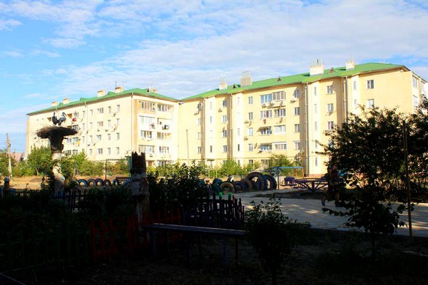 Сучасний багатоповерховий будинок у селі Кароліно-Бугаз